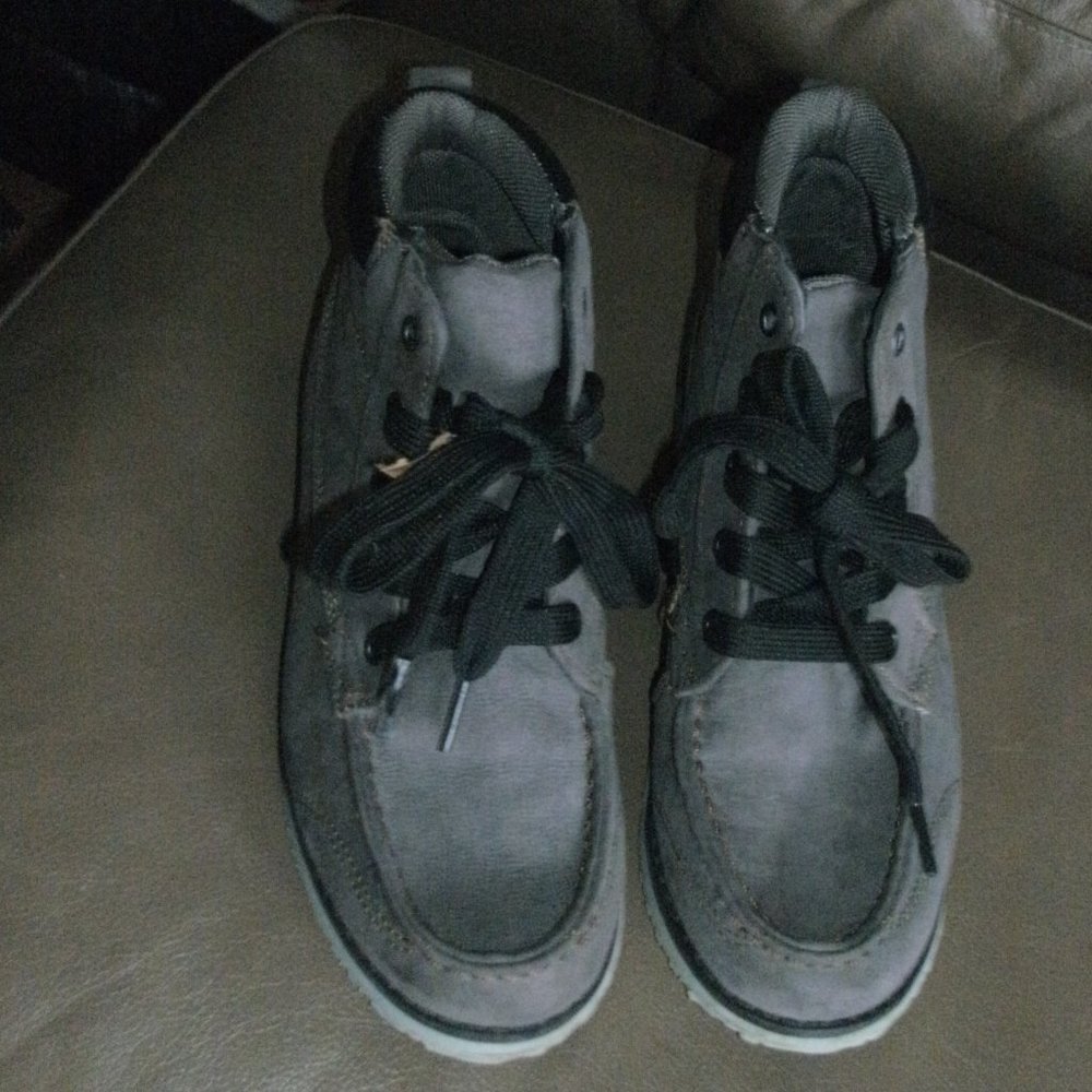 Amazon Essentials Boys Gray faux Suede Lace-up Ankle Boots Shoes size 4